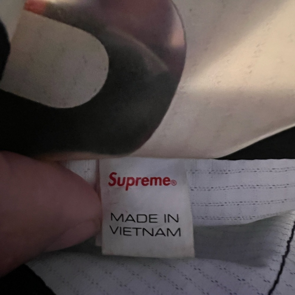 SUPREME - Picture 4 of 4